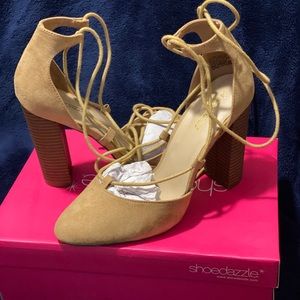 Shoe dazzle tie up pumps in camel